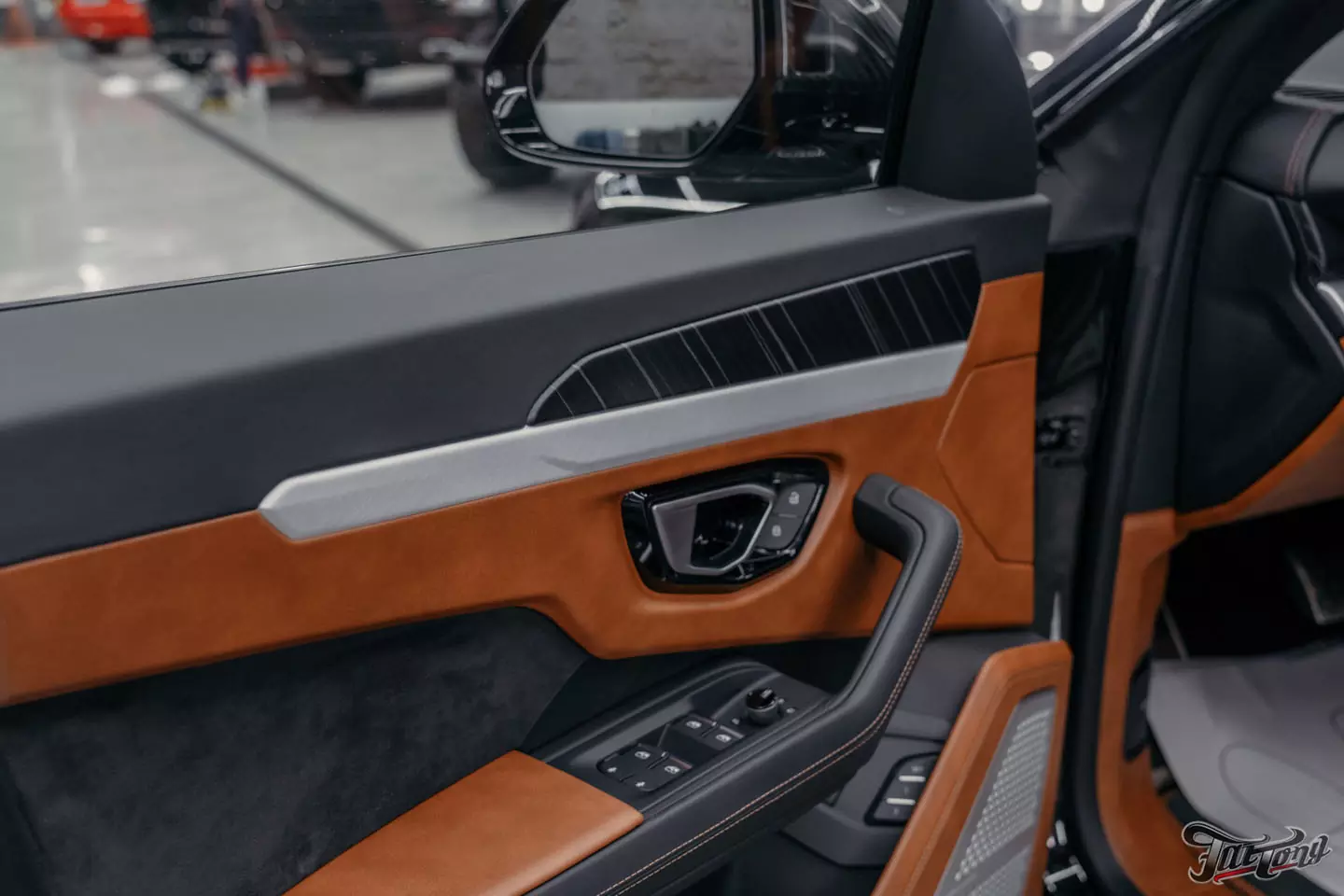 Ламинация элементов салона карбоном в шикарном Lamborghini Urus